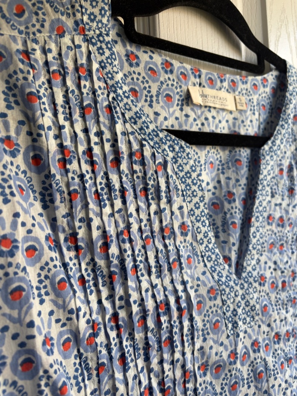 BluTHREADS Rock Flower Paper Floral Pintuck V-Neck Peasant Tunic Blouse Size S - Picture 3 of 9